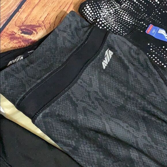 LOT OF 3 CAPRI LEGGINGS SIZE MEDUIM - Picture 2 of 7